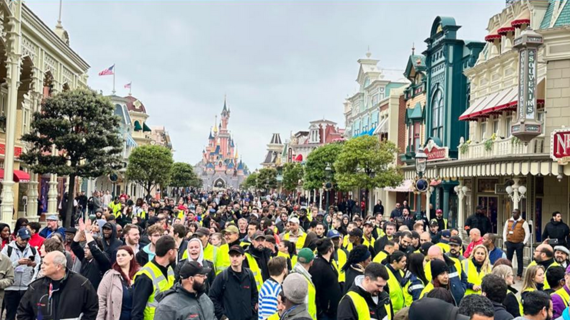 Les Cast Members de Disneyland Paris en grève le 30 mai 2023. Crédit : UNSA Disneyland Paris l'officielle