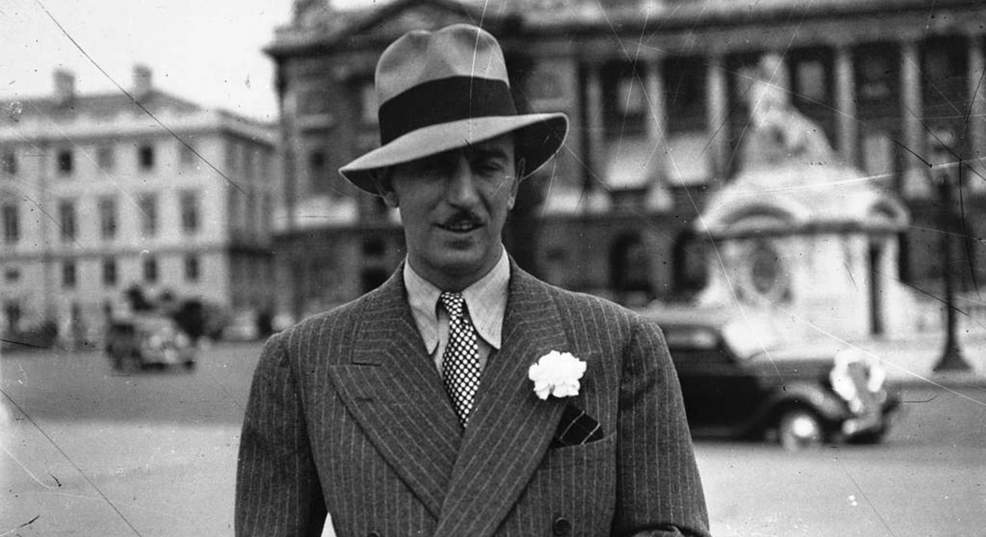 Walt Disney en 1935 sur la place de la Concorde devant l'Hôtel de Crillon à Paris. - Gallica BNF