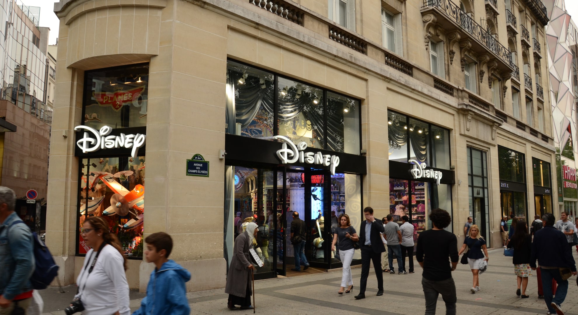 Le Disney store des Champs-Élysées en 2014. - Steven Lek